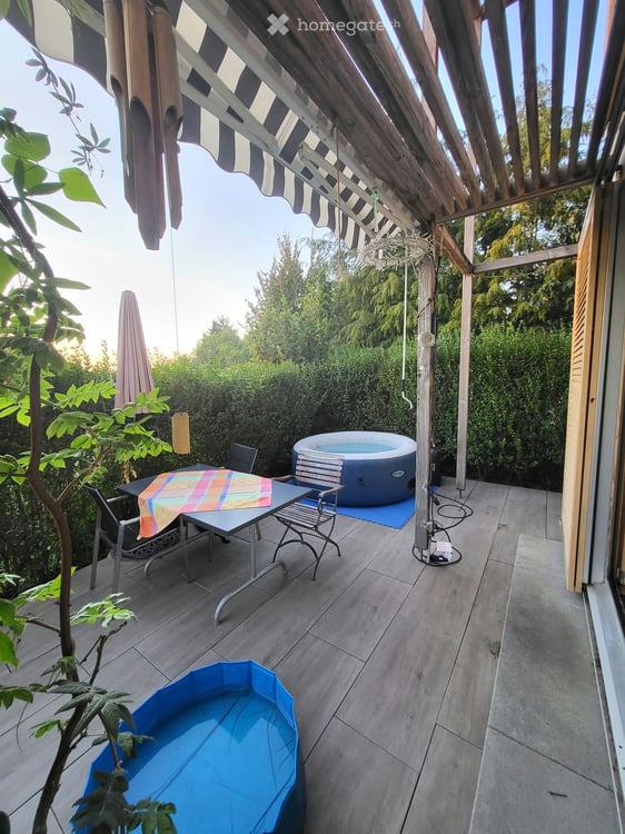 Weitblick nach Westen: 3.5-Zi-Gartenwohnung, 97 m² inkl. Hobbyraum, Garage und Parkplatz 9