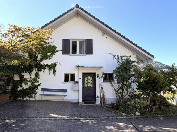 Freistehendes Einfamilienhaus mit Weitsicht und gemütlicher Gartenlaube in Nunningen