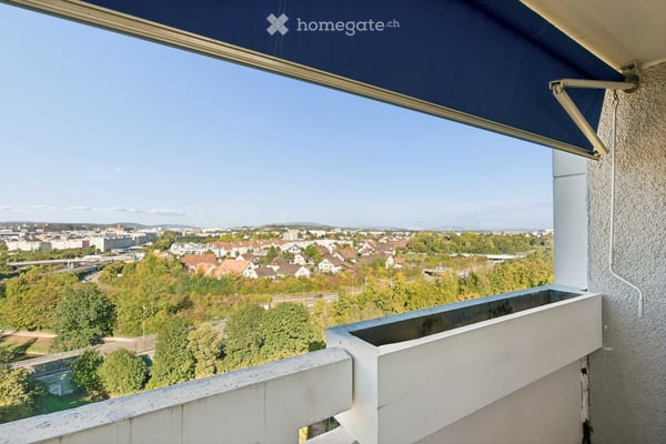 3.5 Zimmer im 12. Stock mit Südbalkon und zwei Parkplätzen