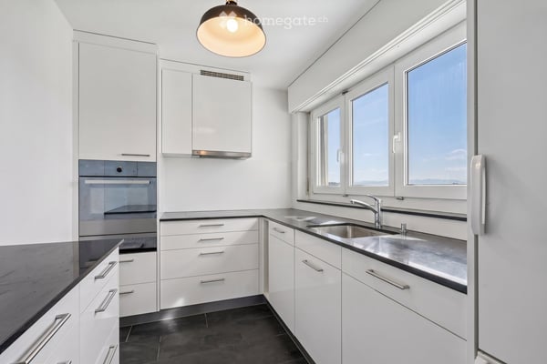 3.5 Zimmer im 12. Stock mit Südbalkon und zwei Parkplätzen 4