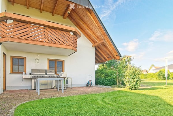 Herrlicher Umschwung nahe der Grenze: Repräsentatives A+ Landhaus mit Einliegerwohnung 12