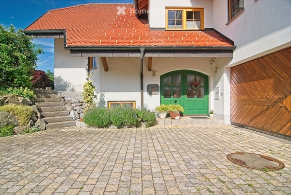 Herrlicher Umschwung nahe der Grenze: Repräsentatives A+ Landhaus mit Einliegerwohnung 4