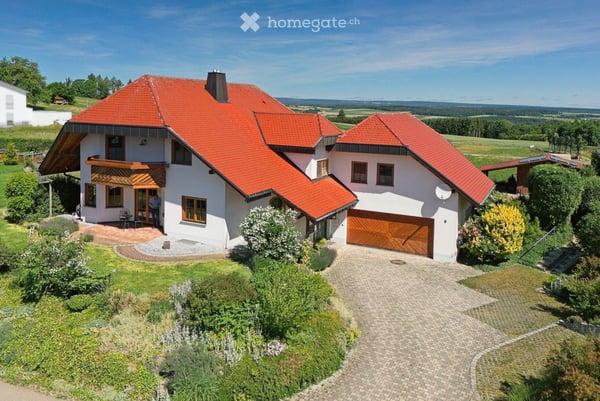 Herrlicher Umschwung nahe der Grenze: Repräsentatives A+ Landhaus mit Einliegerwohnung 2