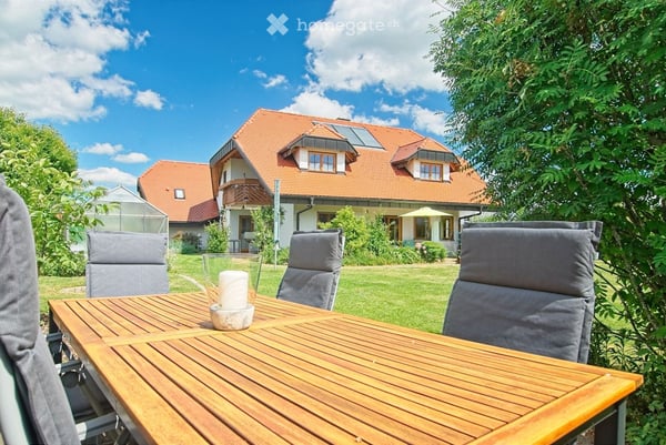 Herrlicher Umschwung nahe der Grenze: Repräsentatives A+ Landhaus mit Einliegerwohnung 6