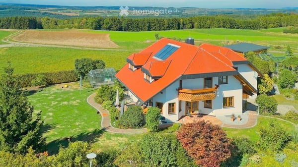 Herrlicher Umschwung nahe der Grenze: Repräsentatives A+ Landhaus mit Einliegerwohnung