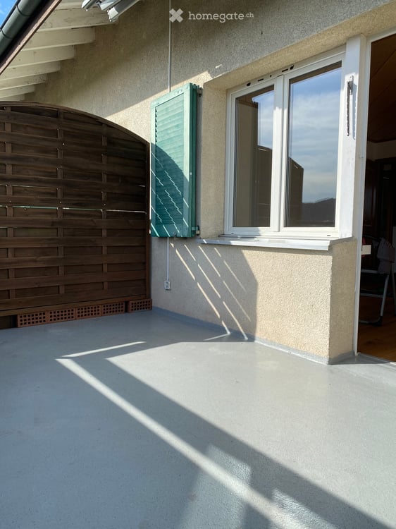 Gemütliche 4.0 Zimmer-Wohnung mit viel Holz und Fernsicht 10