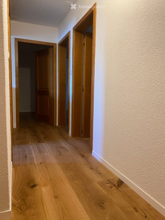 Gemütliche 4.0 Zimmer-Wohnung mit viel Holz und Fernsicht 8