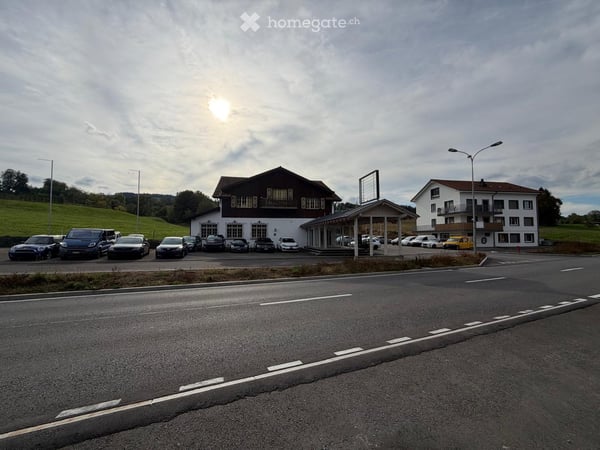 Viel Raum für Ihre Ideen - Vielseitige Gewerbefläche mit zahlreichen Parkplätzen in Nottwil 3
