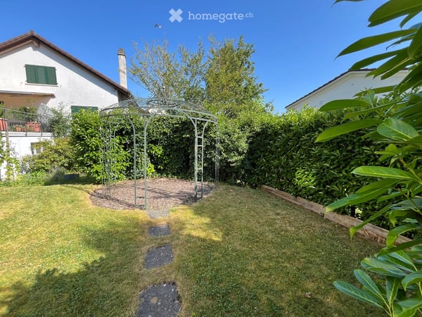 Lichtdurchflutete Wohnung mit Balkon und eigenem Gartenanteil mit Pergola 3