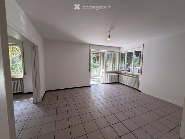 Erdgeschoss, hell, hoch, grün: 4½ Zimmer mit Garten und Wintergarten in Nidau 5