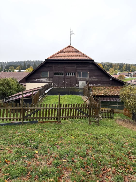 Maison de caractère de 5,5 pièces avec grange, sauna et grand jardin, aux Genevez 2