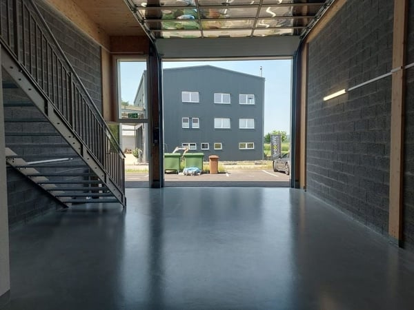 Halles commerciales sur deux niveaux rez et étage 2