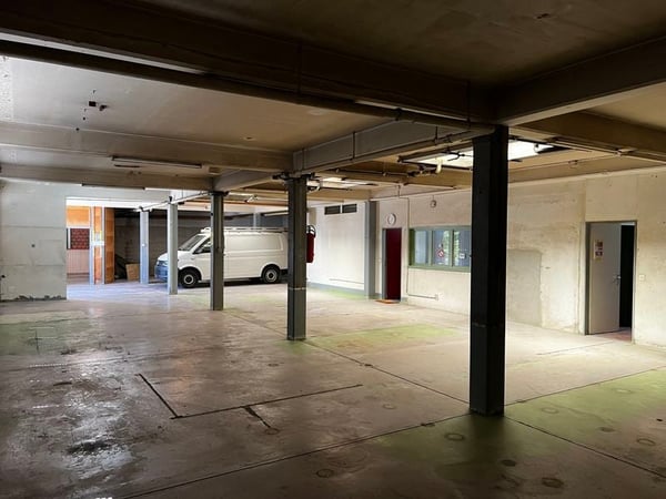 Local commercial, grand dépôt avec bureau 3
