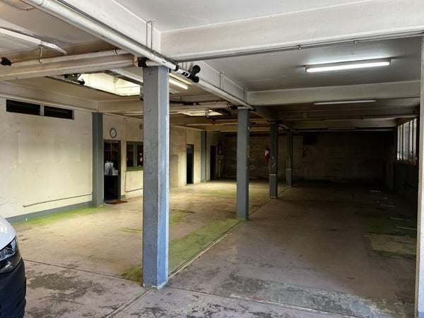 Local commercial, grand dépôt avec bureau 4