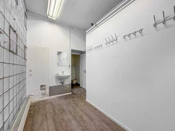 Spacious arcade ? ideal for sports or wellness activities 5