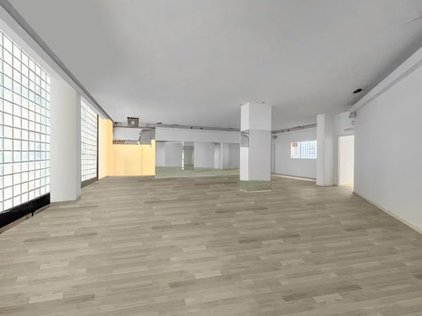 Spacious arcade ? ideal for sports or wellness activities 1