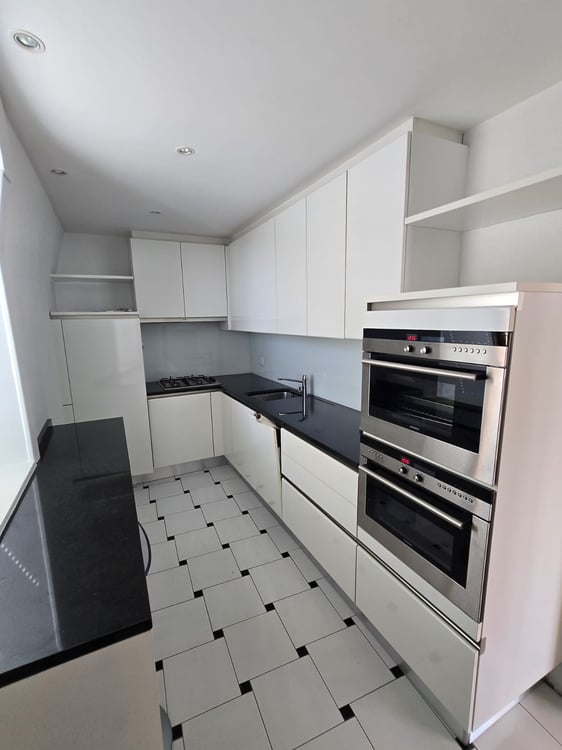 Grand appartement d'environ 120m² avec vue sur le lac et les Alpes - Premier loyer net offert 2