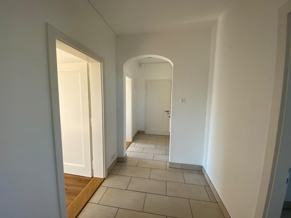 Appartement rénové de 3 pièces au 1er étage 2