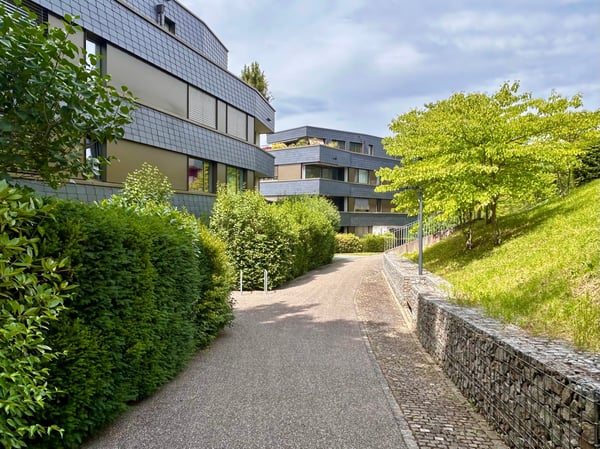 Moderne 3.5-Zimmer-Wohnung mit Balkonen und schöner Aussicht in Riehen 1
