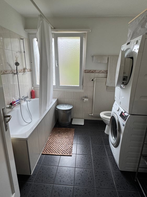 Grosszügige 8-Zimmer-Wohnung mit Balkon und wunderschöner Weitsicht 8