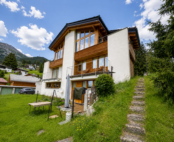 Attraktiver 4,5-Zimmer-Hausteil mit Galerie und traumhafter Aussicht in Valbella