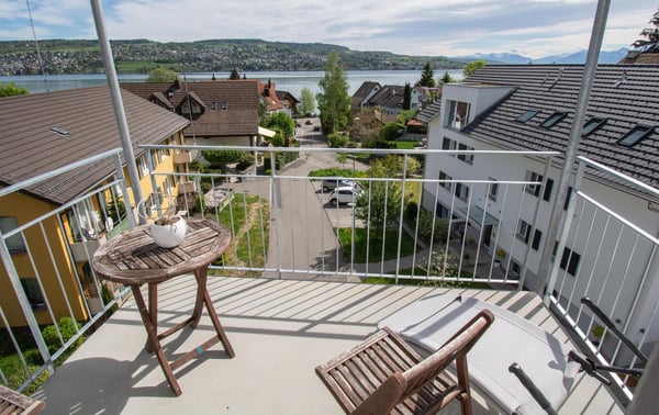 Charmante 4-Zimmer-Dachwohnung mit Seeblick in Thalwil