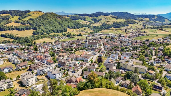 Wohnkomfort auf zwei Ebenen – mit Cheminée und Speerblick 12