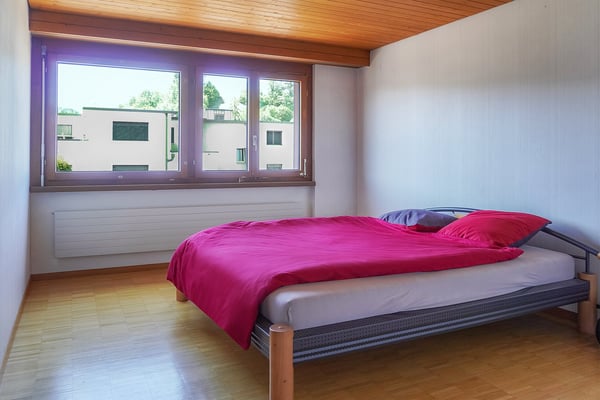 Wohnkomfort auf zwei Ebenen – mit Cheminée und Speerblick 9