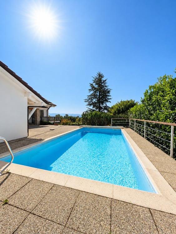 Superbe villa rénovée avec vue panoramique, piscine et vaste jardin 6