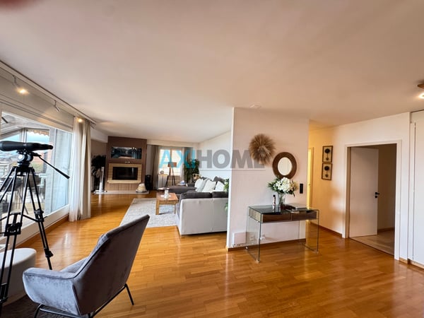Une adresse privilégiée à Montreux ! 4,5 pièces vue lac avec balcon 3