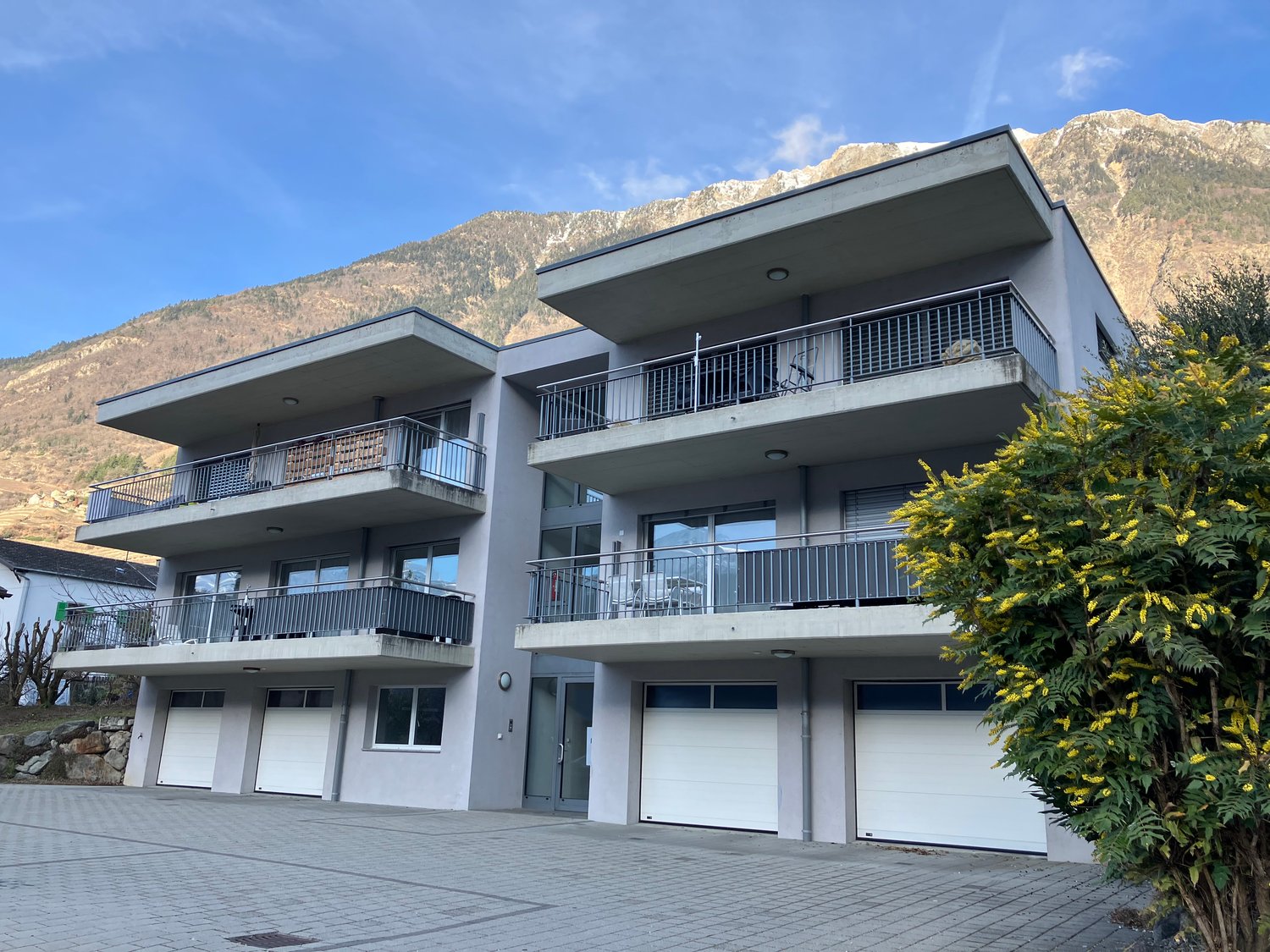 Bild Appartement moderne de 2.5 pièces avec balcon et garage à Fully