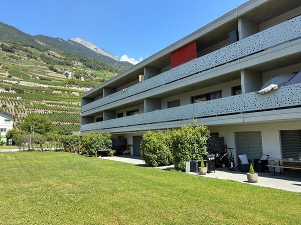 REZ avec terrasse et accès pelouse – 2 places de parc 1
