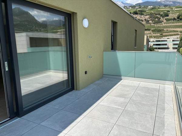 Attique – Neuf – Place de parc intérieure – Grand balcon