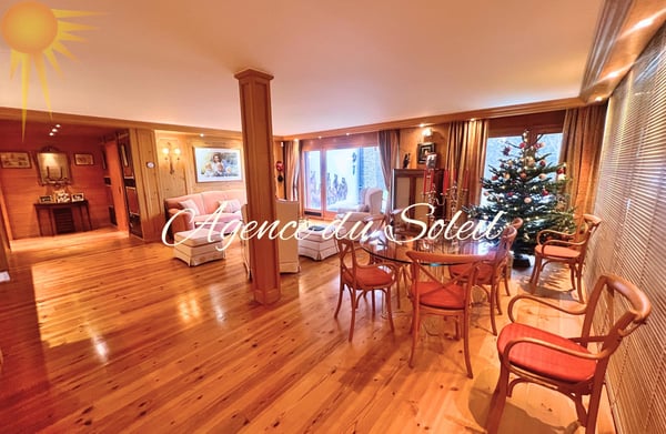 Somptueux lot de 4.5 pièces + 3.5 pièces + chambre de service, jardin, piscine privée au coeur de Crans ! 2