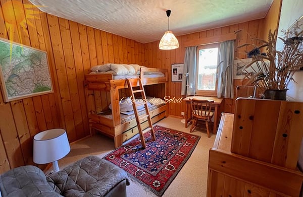 Idéal pour une famille, ce magnifique et spacieux chalet à 1 mn en voiture du centre de la station ! 12