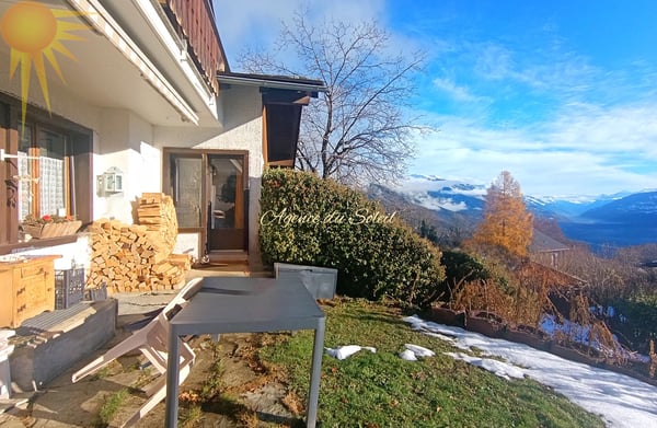 Agréable et vaste maison de 2 appts (4,5 + 2.5 pièces) dans le village de Mollens, à 5 minutes en voiture de Crans-Montana ! 6
