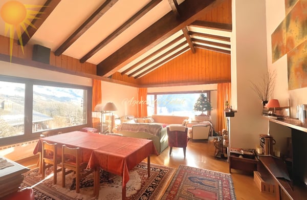 Agréable et vaste maison de 2 appts (4,5 + 2.5 pièces) dans le village de Mollens, à 5 minutes en voiture de Crans-Montana ! 2