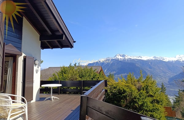 Idéal pour une famille, ce magnifique et spacieux chalet à 1 mn en voiture du centre de la station ! 1