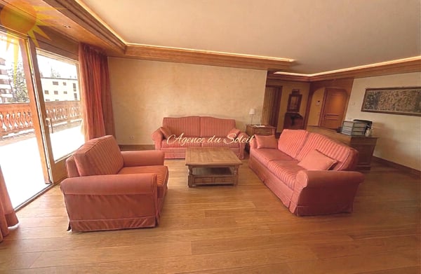 Emplacement privilégié ! Élégant appartement de standing de 3,5 pièces avec vaste terrasse orientée est! 2