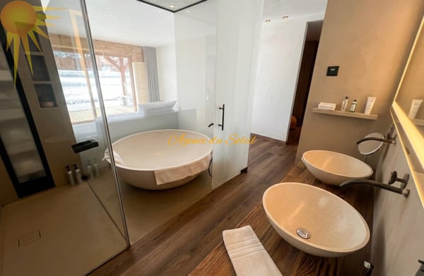 Luxueux appartement de 7.5 pièces en plein centre de la station et en bordure directe du golf ! 8