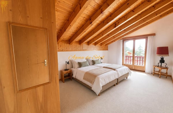 En Exclusivité ! Superbe chalet de 8.5 pièces en bordure du golf Ballesteros à Crans ! 10