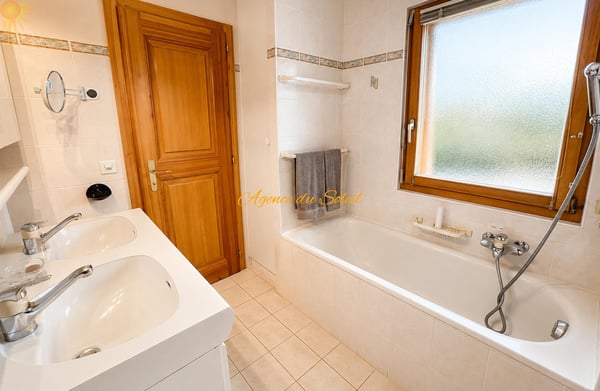 En Exclusivité ! Splendide chalet de 8.5 pièces en bordure du golf Ballesteros à Crans ! 8
