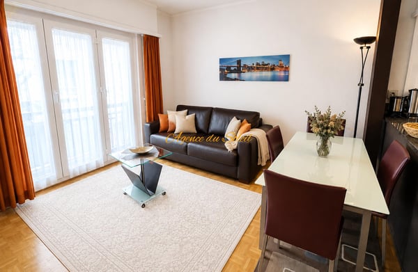 À louer à la saison d'hiver : Bel appartement 2.5 pièces au bord du golf 18 trous et parking devant l'immeuble ! 1