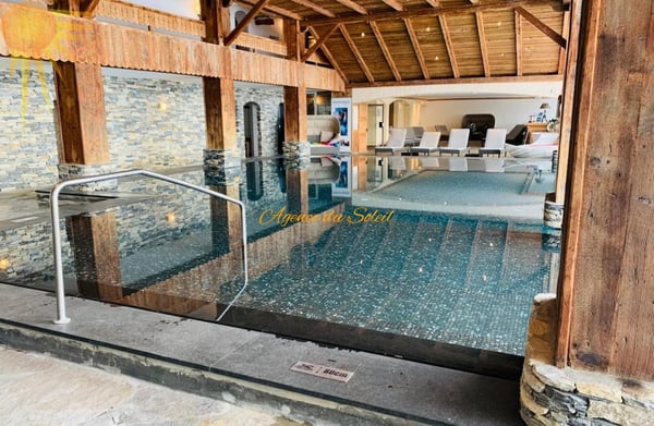 À louer UNIQUEMENT à l'année (à partir du 1r décembre) magnifique grand studio sud avec sa superbe vue ! 13