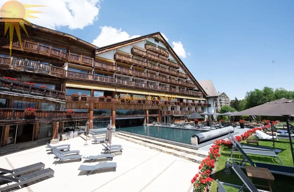 À louer UNIQUEMENT à l'année (à partir du 1r décembre) magnifique grand studio sud avec sa superbe vue ! 12