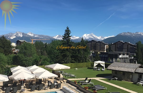 À louer UNIQUEMENT à l'année (à partir du 1r décembre) magnifique grand studio sud avec sa superbe vue ! 4