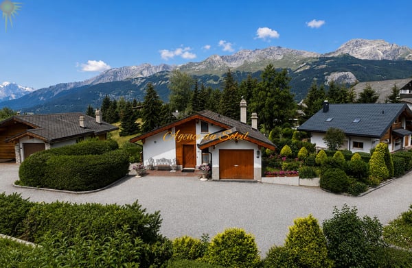 Exceptionnel chalet familial dans un cadre privilégié, paisible et verdoyant à Crans ! 2