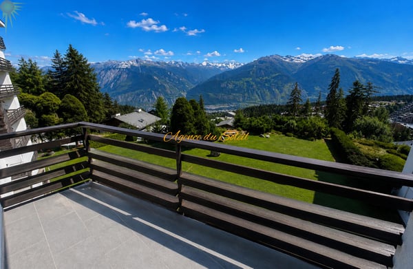 À louer entre le 1er décembre 26 et le 30 avril 27 ce bel appartement rénové de 2.5 pièces à Montana ! 1