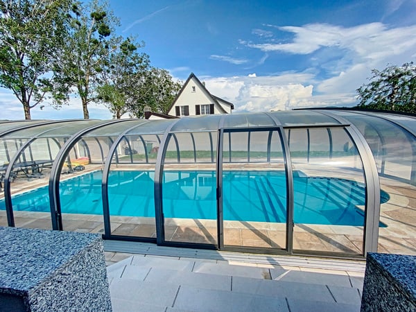 Bel immeuble locatif de 3 appartements avec piscine commune 1