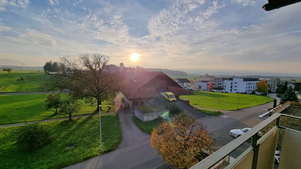 Grosszügige 1-Zimmer-Dachwohnung mit Aussicht in Cham 1